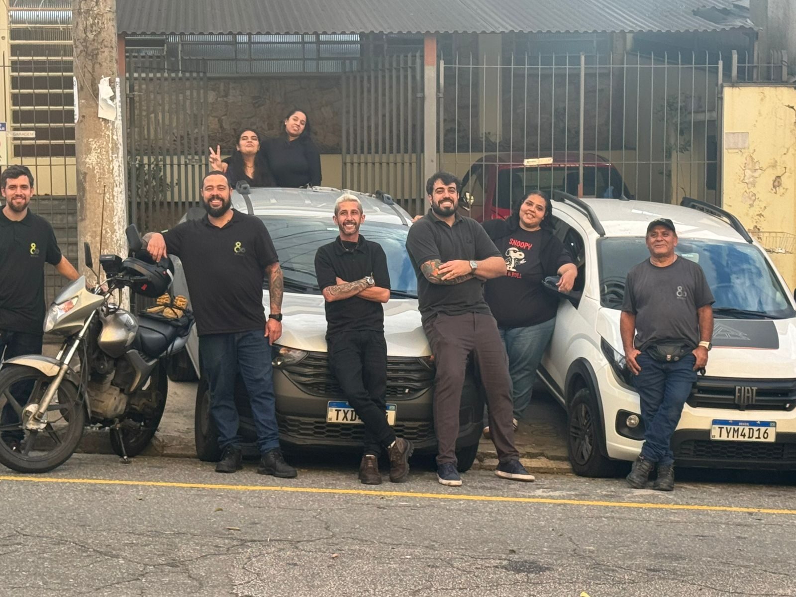 Equipe técnica da Eco Lift Elevadores ao lado dos veículos da frota, em São Paulo